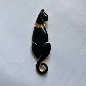 Trifari cat broach. Preowned .9inch wide 3.1 inch high. Pin functions properly.